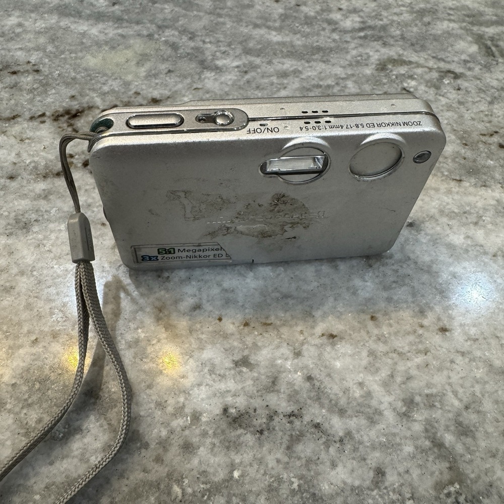 Nikon Coolpix S1 5.1 MP Silver Digital Camera For Parts Repair Only With Battery